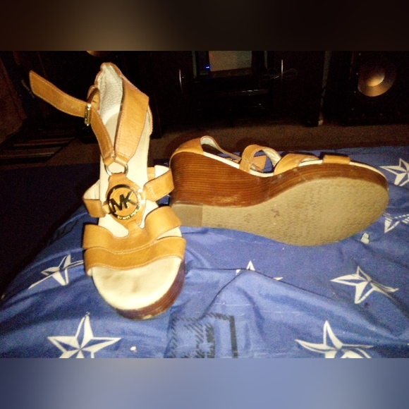 Michael Korhs Tan Wedges, women's size 8 - Picture 3 of 3